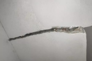 楼上装修造成裂缝责任承担 
