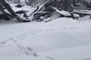 大雪压塌简易房谁责任 