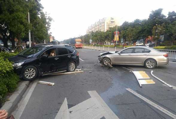 高架路上撞了停着的车子责任 