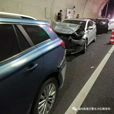 高速路五车连撞责任 